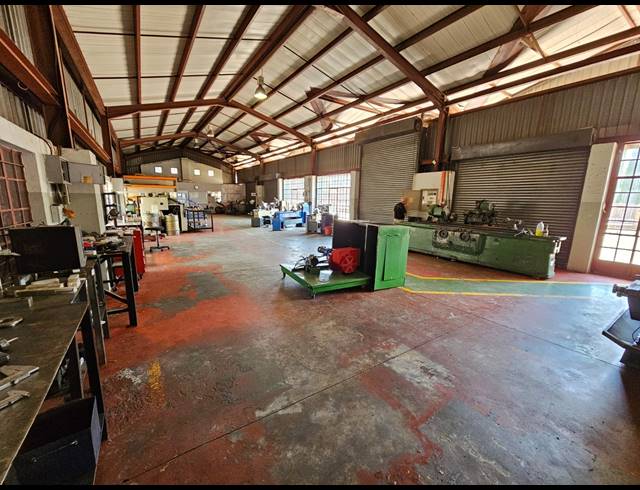 1,100M² WAREHOUSE TO LET IN APEX